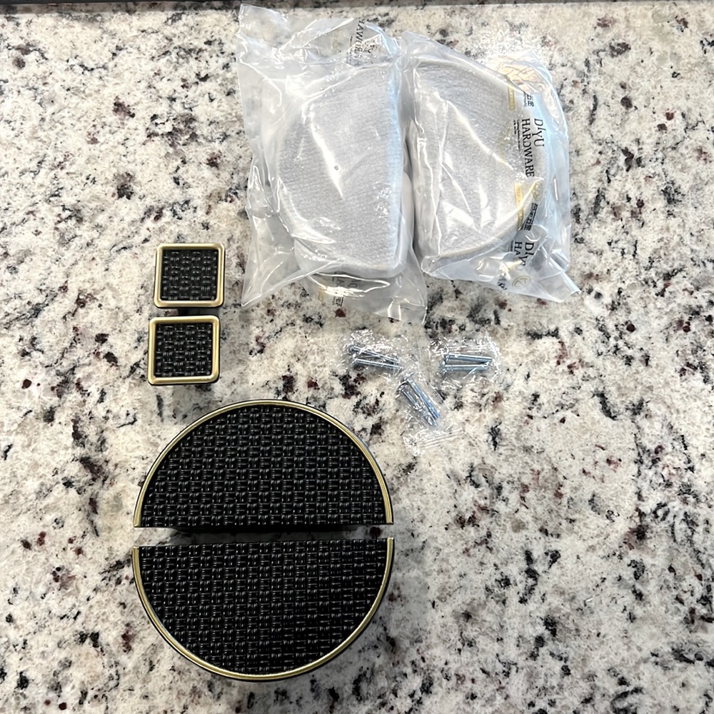 Cabinet knobs/handles